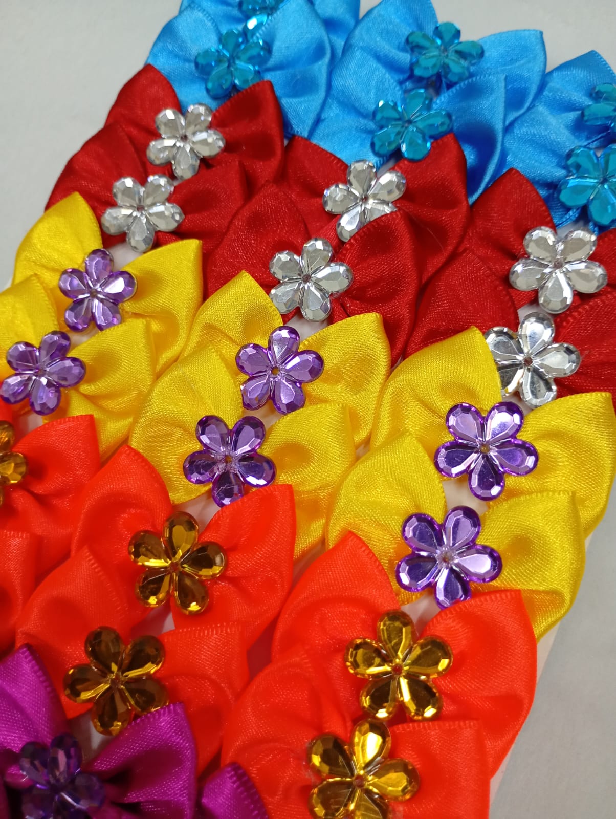 L101 LAÇO CETIM COM FLOR CRISTAL - 30 UN - Imagem 4