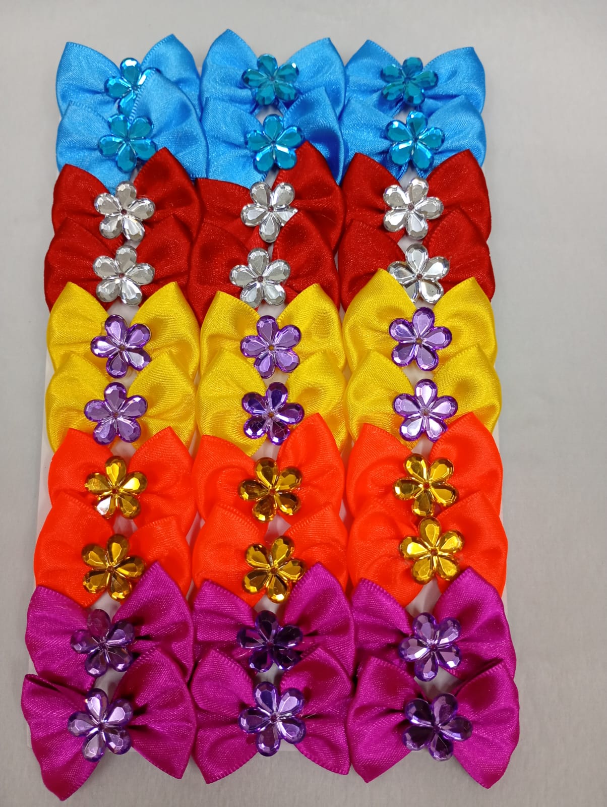 L101 LAÇO CETIM COM FLOR CRISTAL - 30 UN - Imagem 2