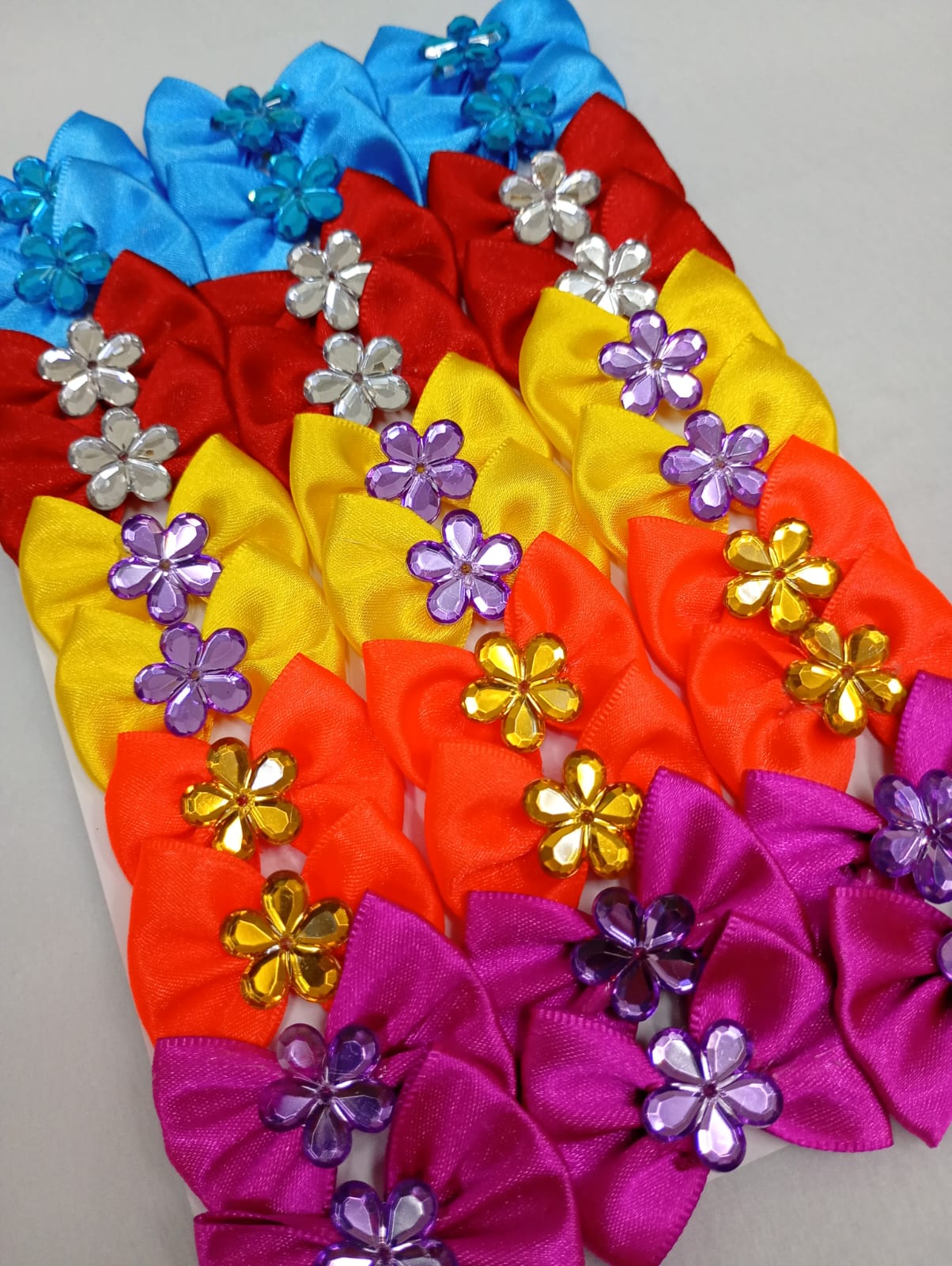 L101 LAÇO CETIM COM FLOR CRISTAL - 30 UN